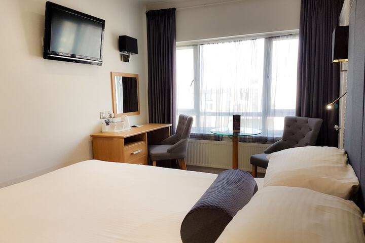 Room 8 of 142