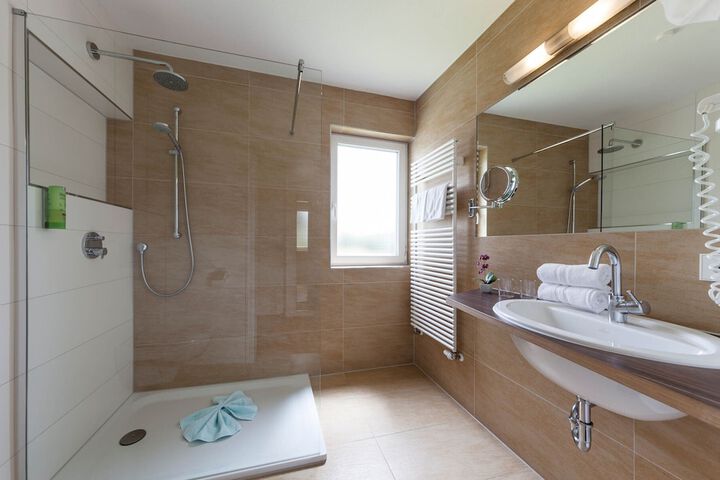 Room 15 of 36
