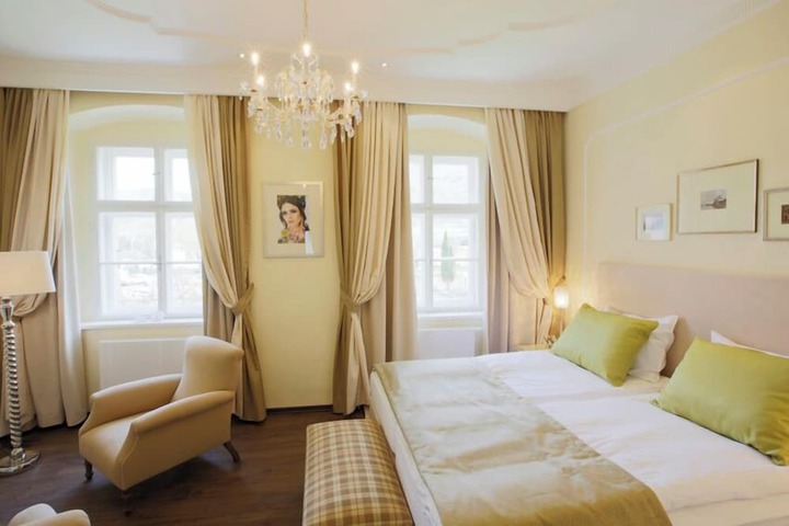 Room 8 of 48