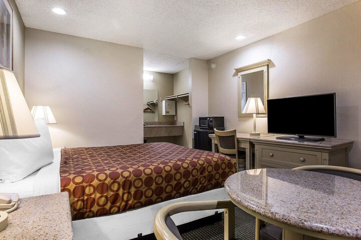 1 Queen Bed Accessible (2 of 5)