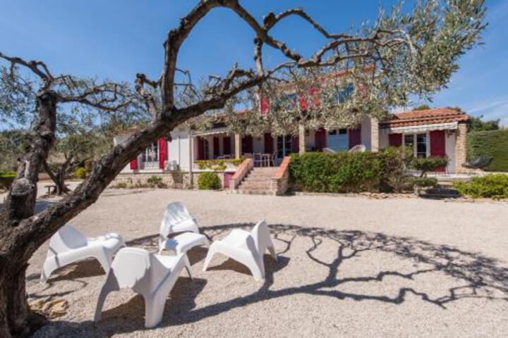 Image of LA BASTIDE AUX VOLETS ROUGES