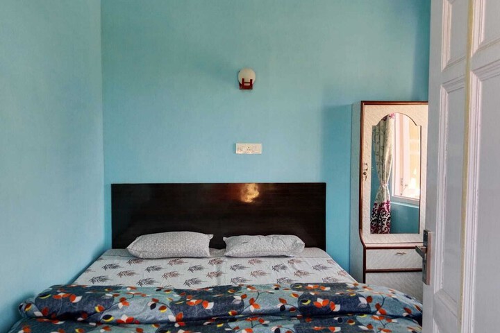 Room 4 of 16