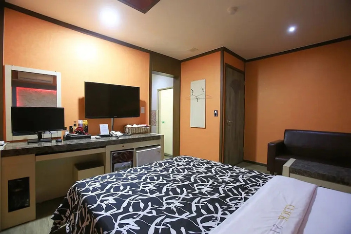 Room 5 of 15