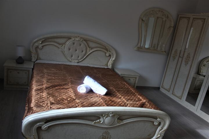 Room 7 of 18