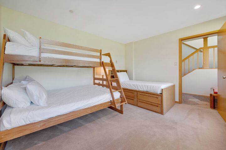Room 8 of 215