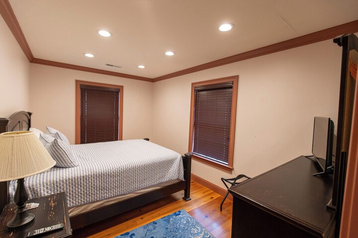 Room 3 of 76