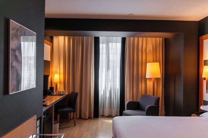 Room 33 of 140
