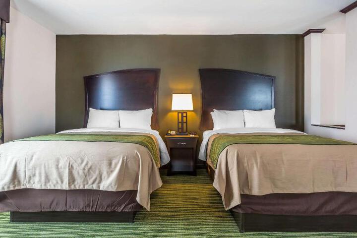 2 Queen Beds Accessible (11 of 16)