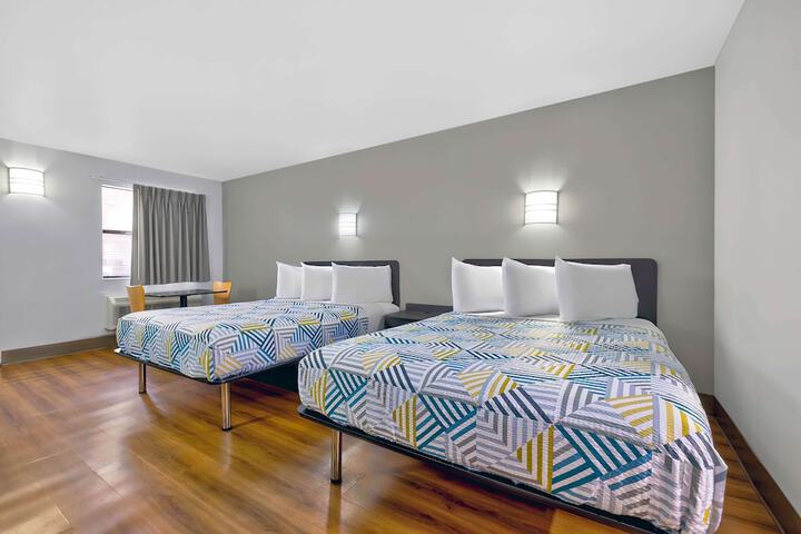 2 Queen Beds (8 of 10)
