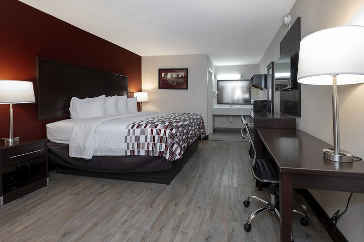 Deluxe King Bed (7 of 14)