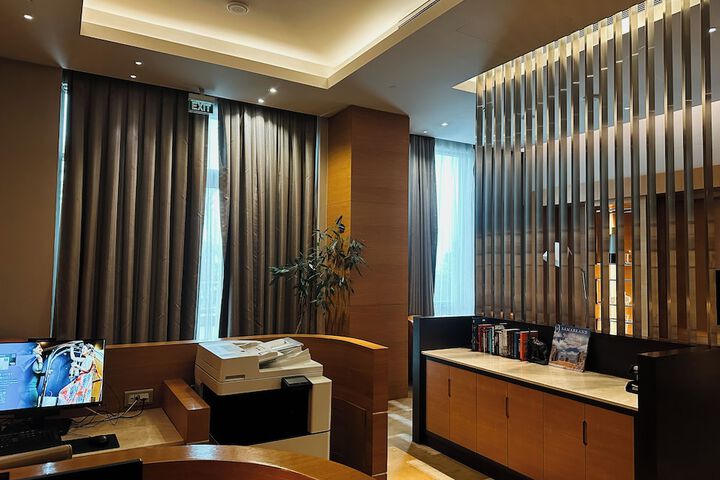 Business Center 83 of 85