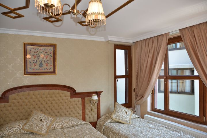 Room 4 of 77