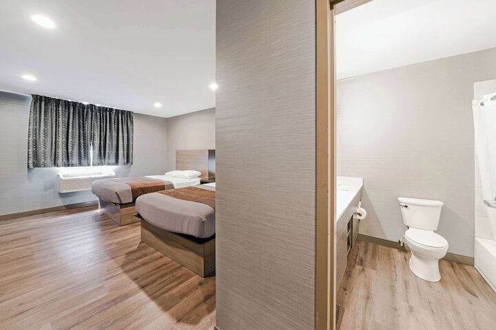 Quadruple 2 Double Beds (3 of 7)
