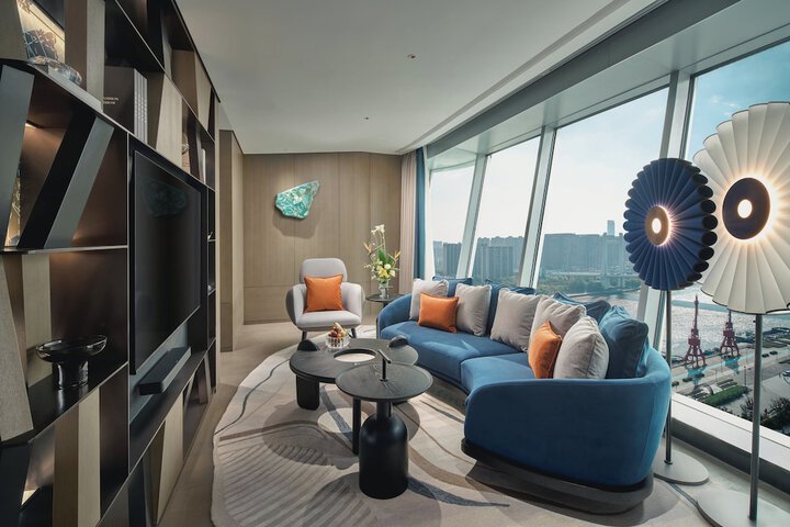 Room 2 of 93