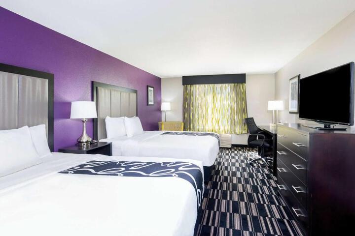 1 Queen Bed Mobility Hearing Accessible Room Bathtub with Grab Bars (3 of 9)