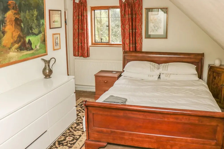 Room 4 of 16
