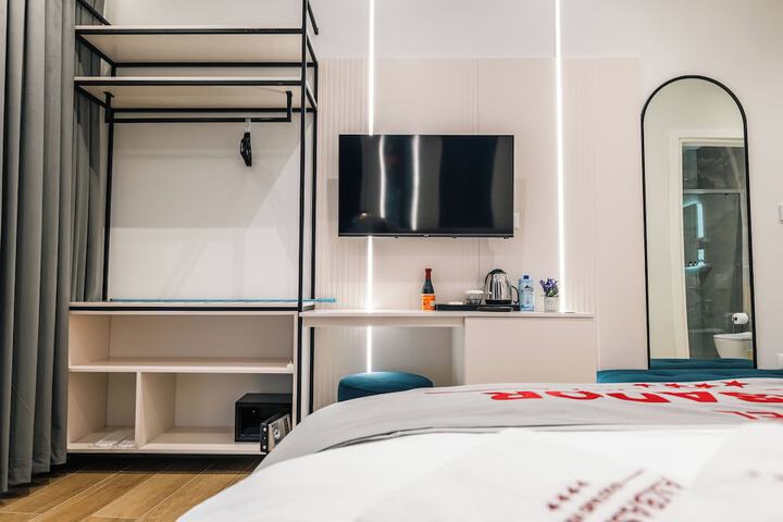 Room 8 of 120