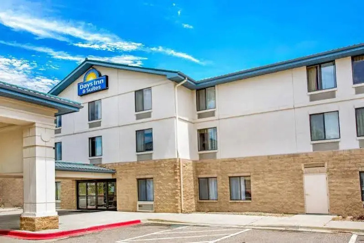 Photo of Days Inn & Suites by Wyndham Denver International Airport
