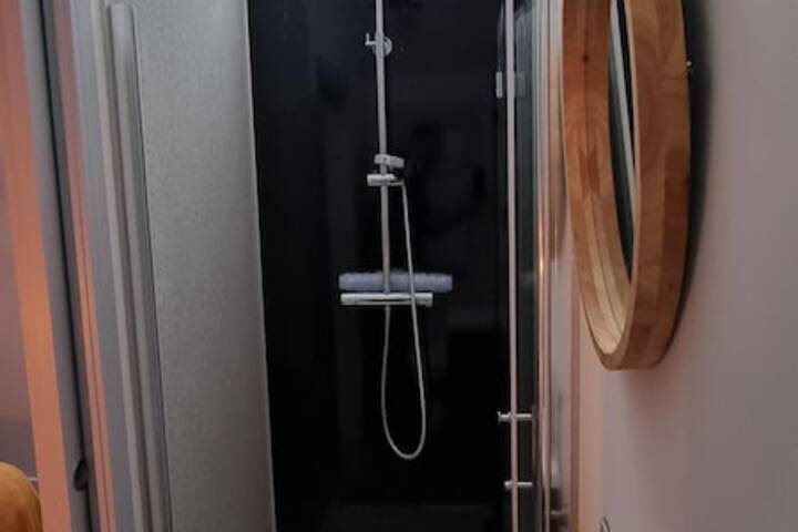 Room 6 of 32