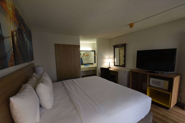 1 King Bed (30 of 30)