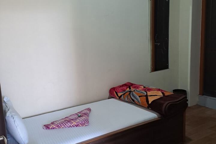 Room 9 of 12