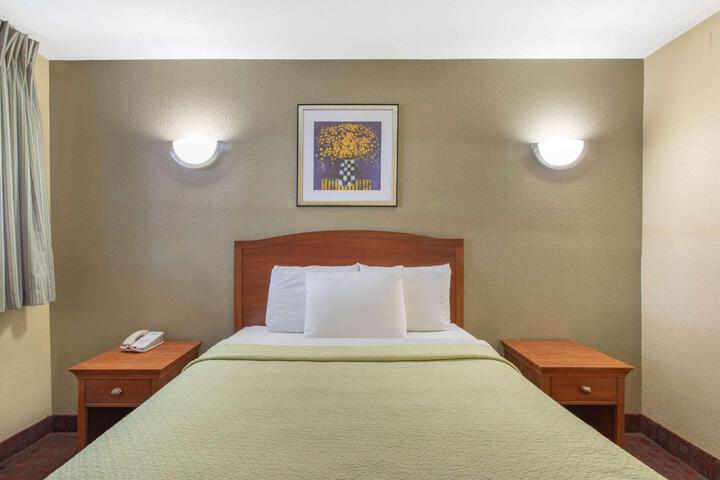 1 Queen Bed (13 of 13)
