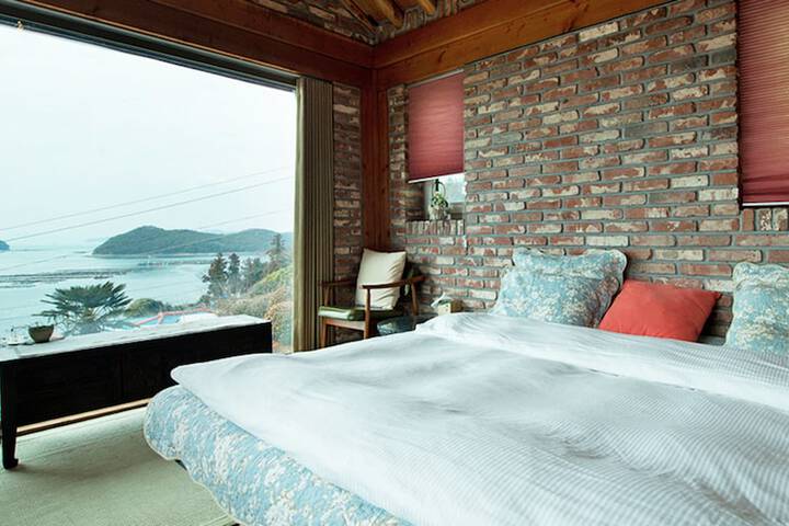Room 28 of 74