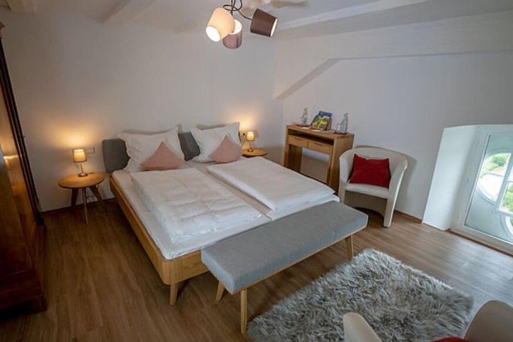 Room 4 of 67