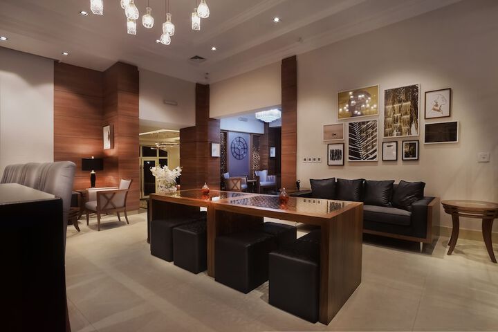 Lounge 30 of 49