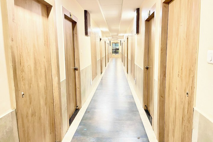Ballroom/Hall 66 of 76