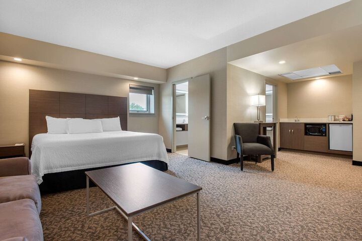 Clarion Hotel & Suites Brandon | Bookonline.com