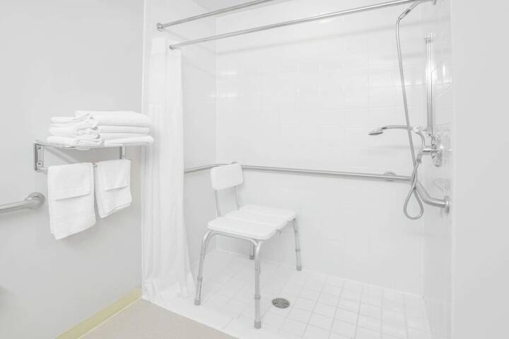 1 Queen Bed Accessible Room (17 of 18)