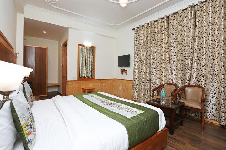 Room 5 of 9