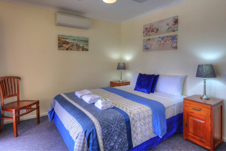 Room 4 of 104