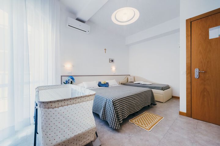 Room 18 of 108
