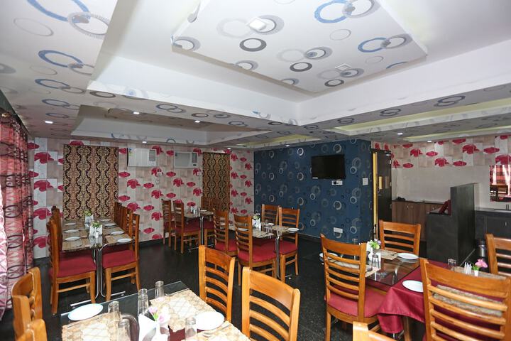 Dining 8 of 22