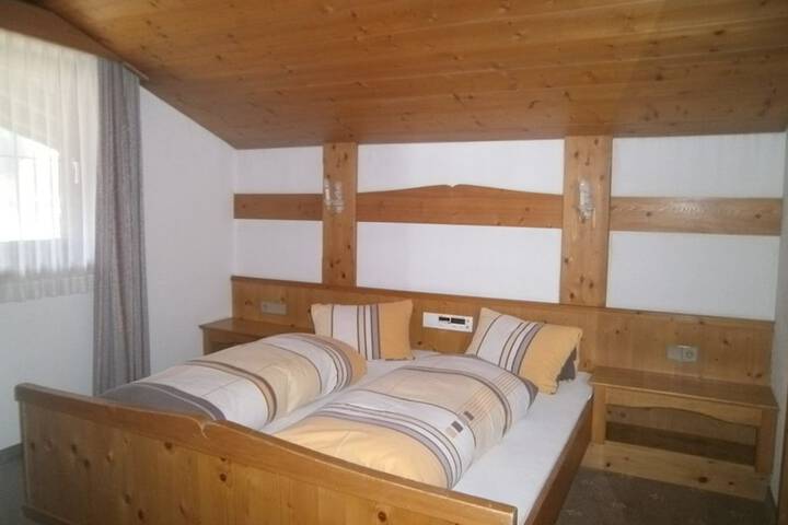 Room 4 of 16