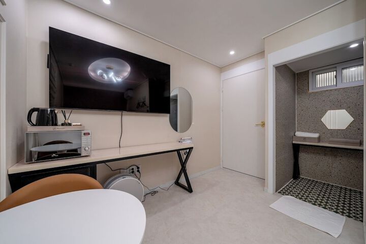 Room 18 of 43