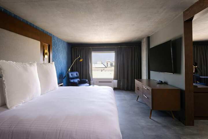 Room 4 of 10