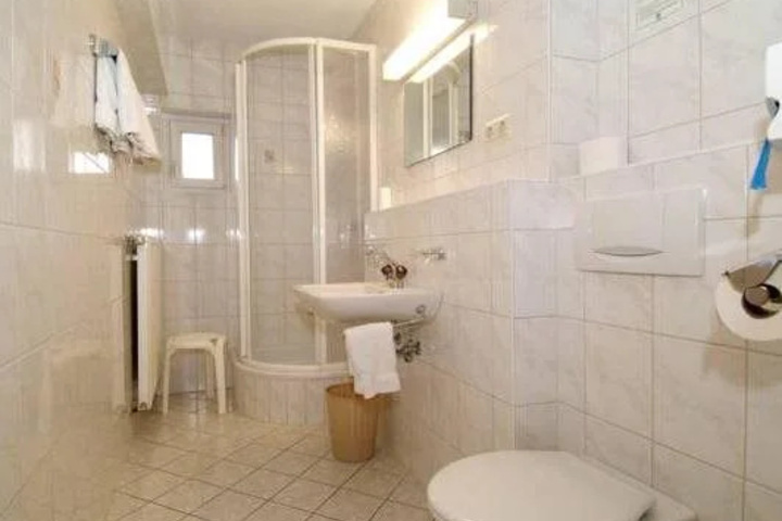Room 4 of 16