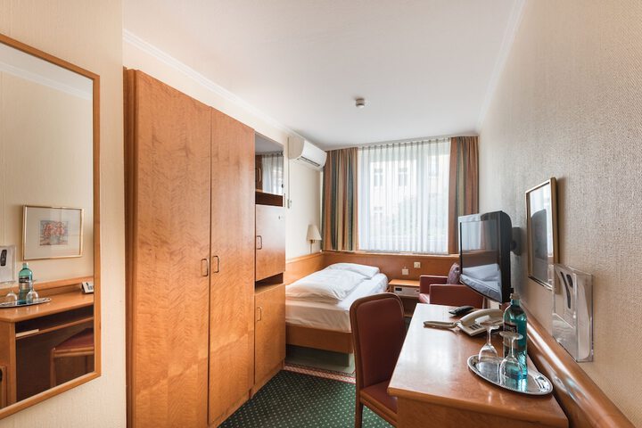 Room 6 of 27