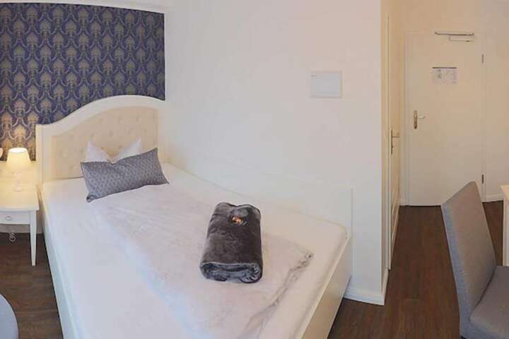 Room 8 of 32
