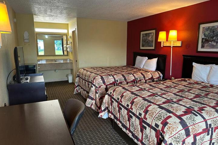 2 Queen Beds (15 of 17)