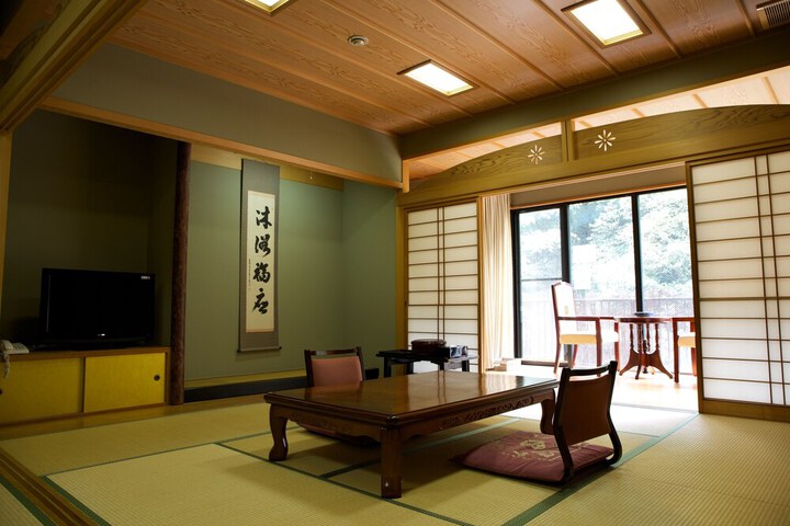 Room 7 of 32