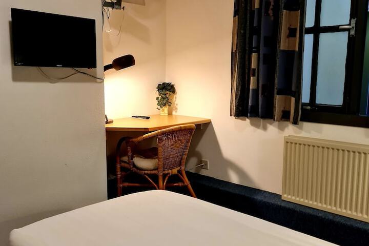 Room 4 of 76