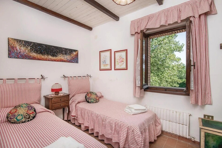 Room 5 of 16