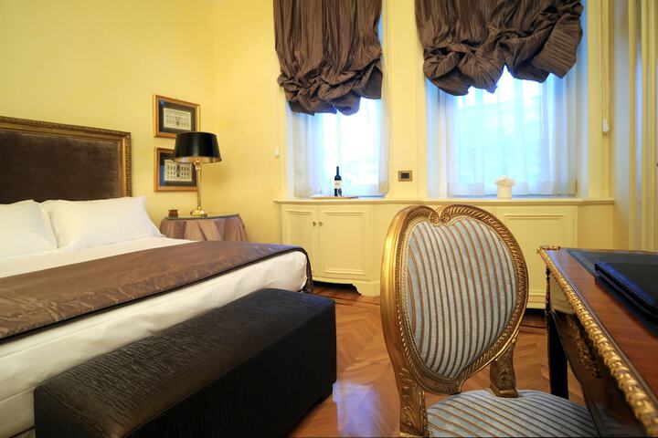 Room 44 of 77