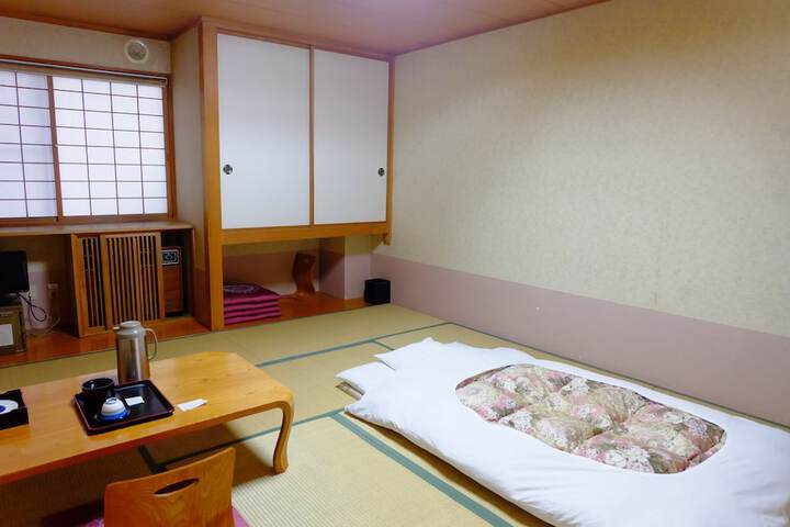 Room 7 of 32