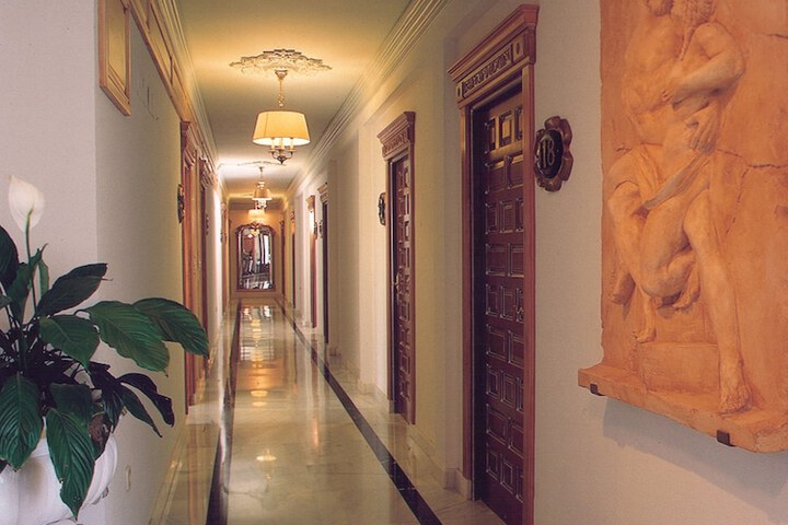 Ballroom/Hall 26 of 32