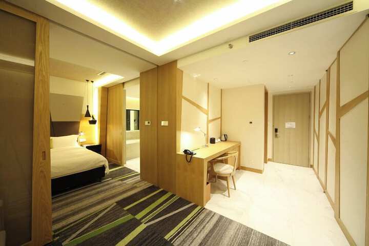 Room 10 of 33